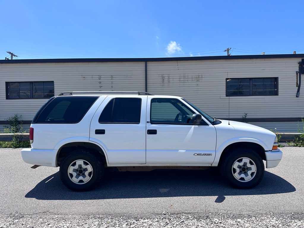 2003 Chevrolet Blazer Image 2