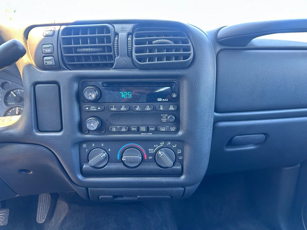 2003 Chevrolet Blazer Image 12