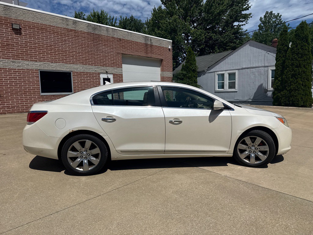 2011 Buick Lacrosse Image 4