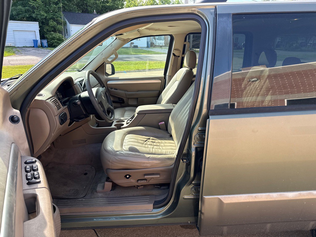 2004 Mercury Mountaineer Image 10