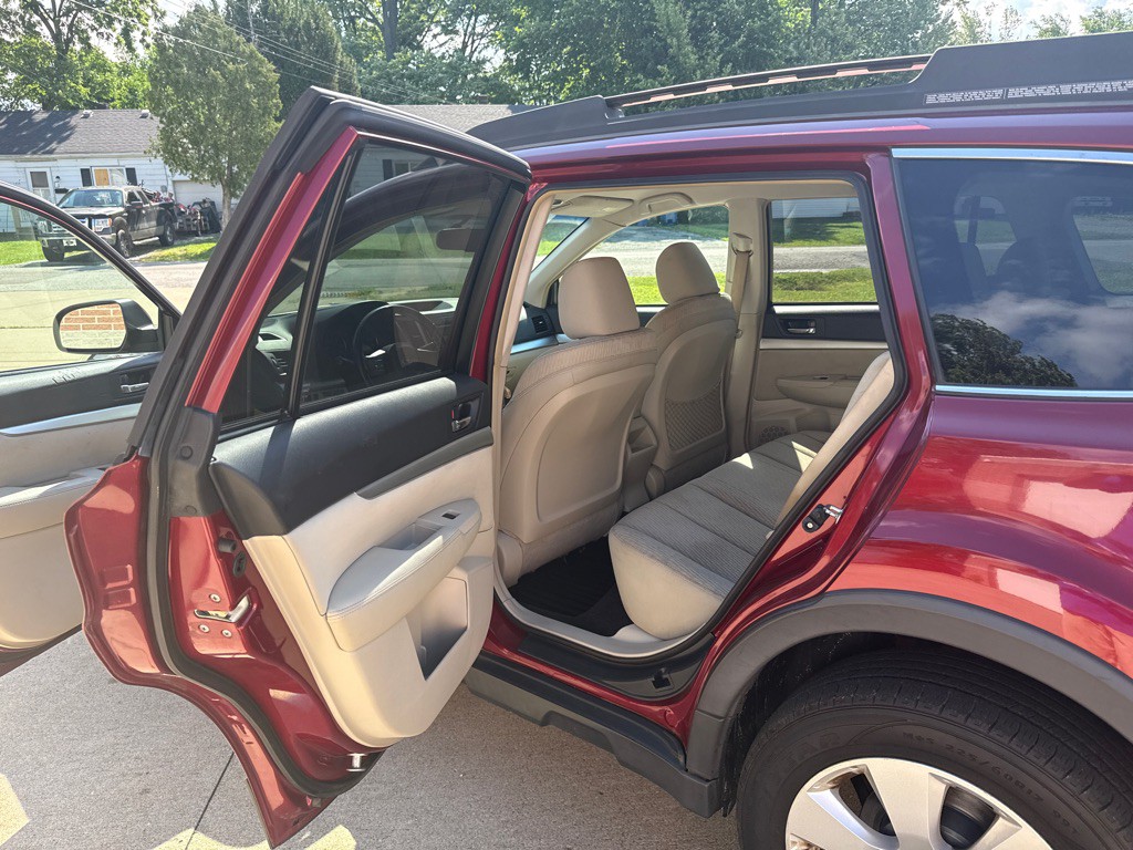 2011 Subaru Outback Image 12