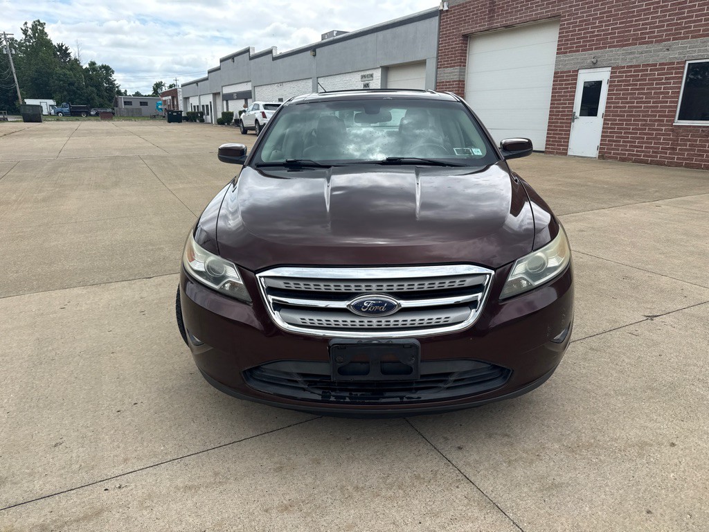 2010 Ford Taurus Image 2