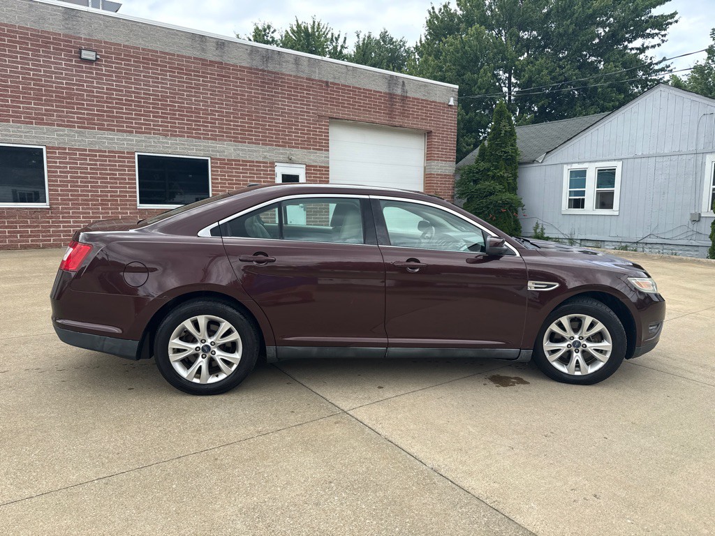 2010 Ford Taurus Image 4