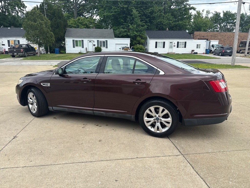 2010 Ford Taurus Image 5