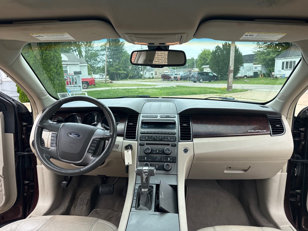 2010 Ford Taurus Image 9
