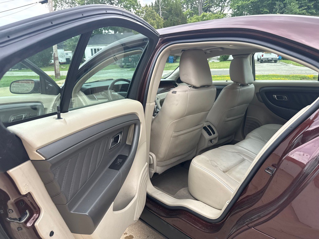 2010 Ford Taurus Image 12