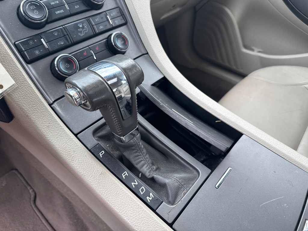 2010 Ford Taurus Image 16