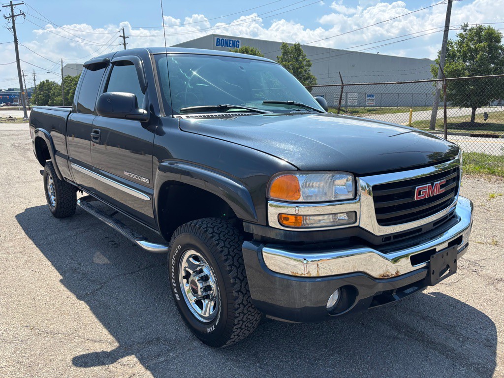 2005 GMC Sierra Image 1