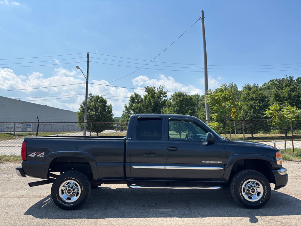 2005 GMC Sierra Image 2