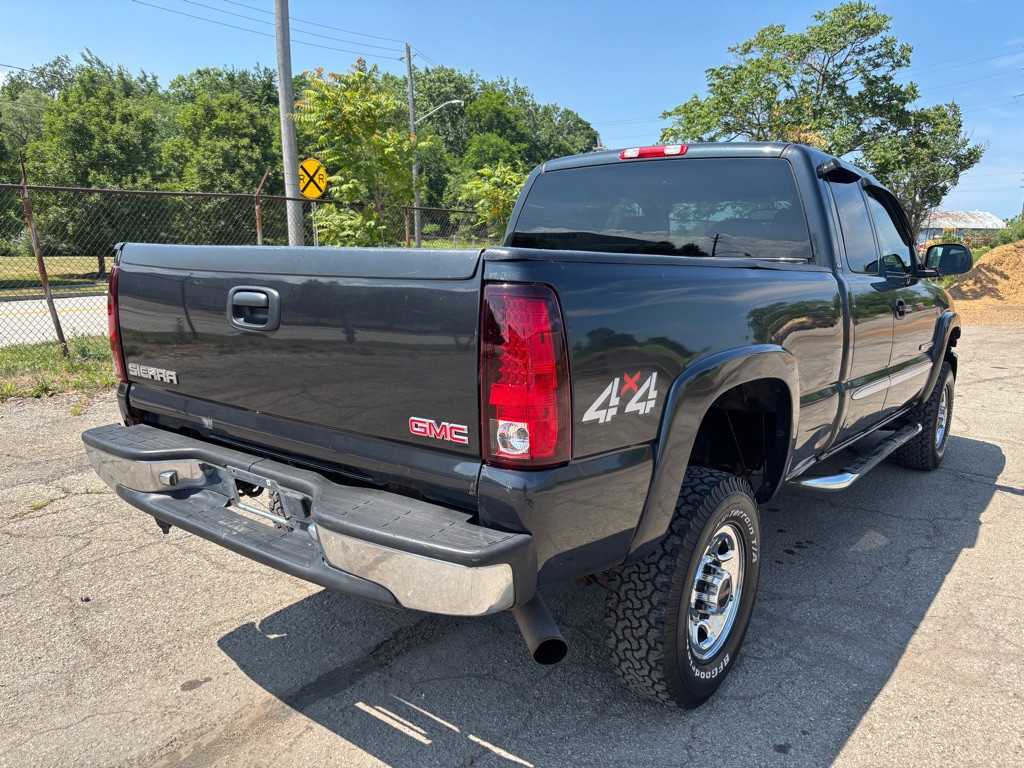 2005 GMC Sierra Image 3