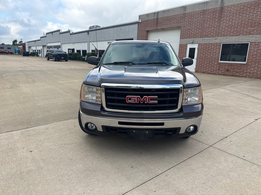 2011 GMC Sierra Image 2