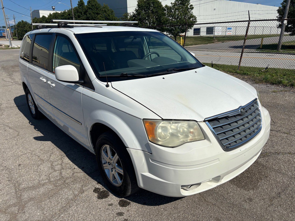2009 Chrysler Town & Country Image 1
