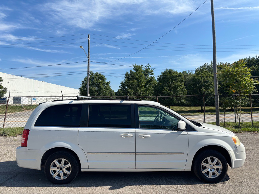 2009 Chrysler Town & Country Image 2