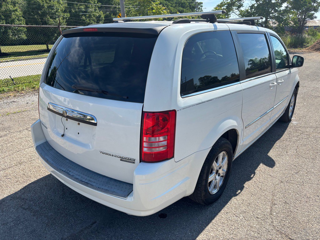 2009 Chrysler Town & Country Image 3