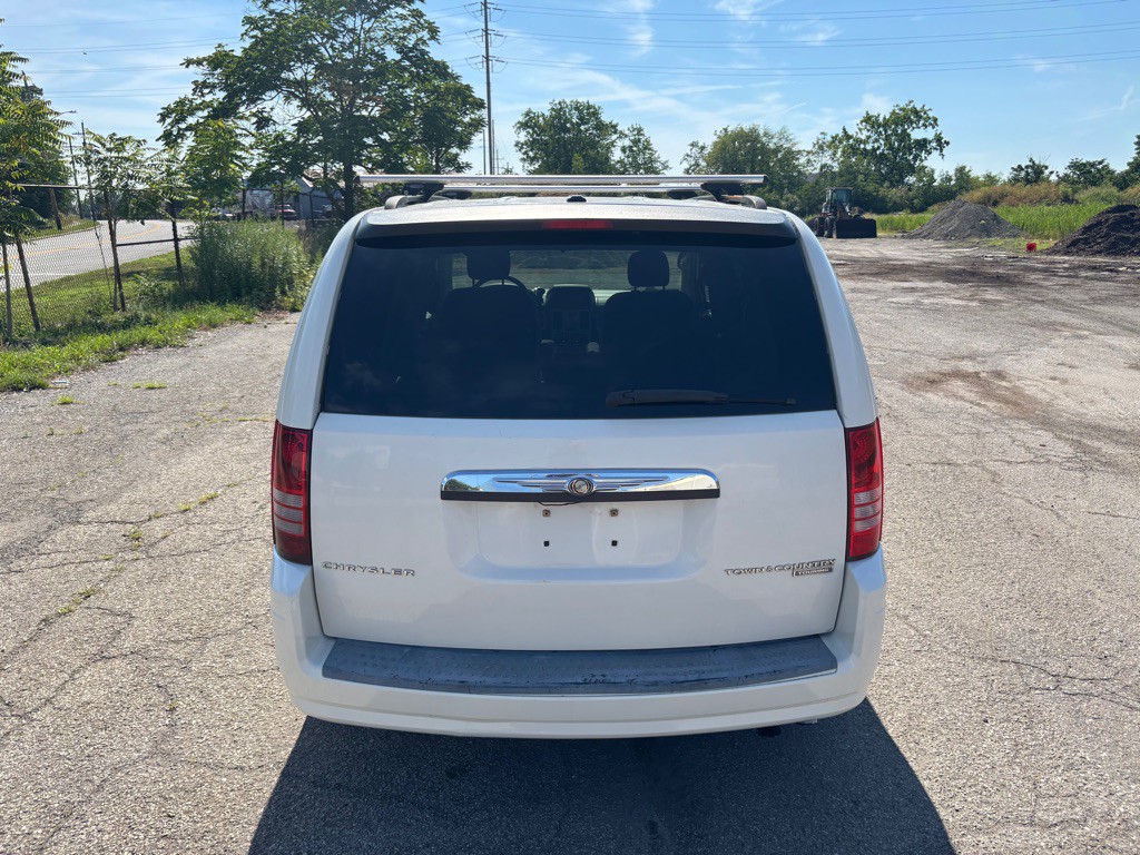 2009 Chrysler Town & Country Image 4