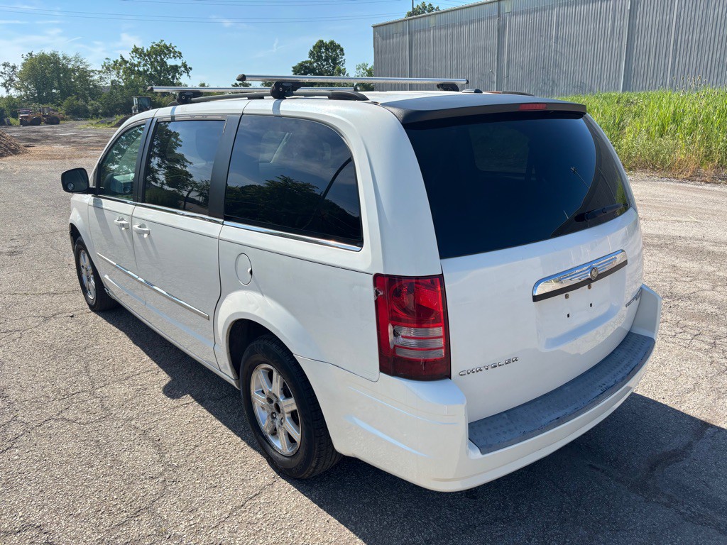 2009 Chrysler Town & Country Image 5