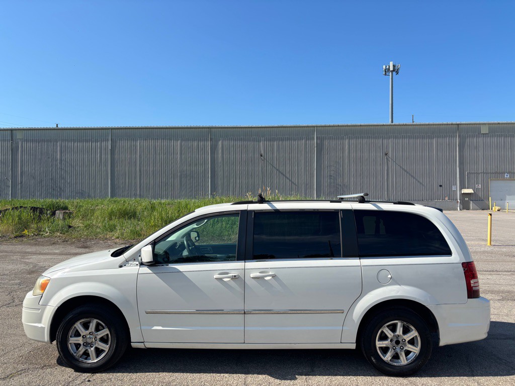2009 Chrysler Town & Country Image 6
