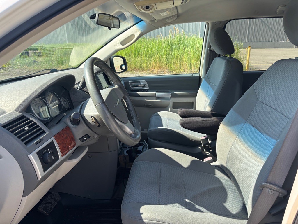 2009 Chrysler Town & Country Image 9
