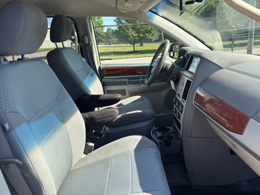 2009 Chrysler Town & Country Image 10