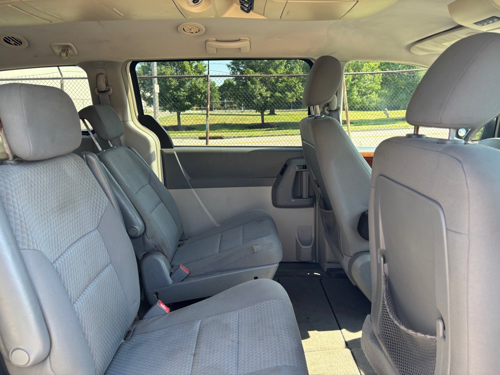 2009 Chrysler Town & Country Image 12