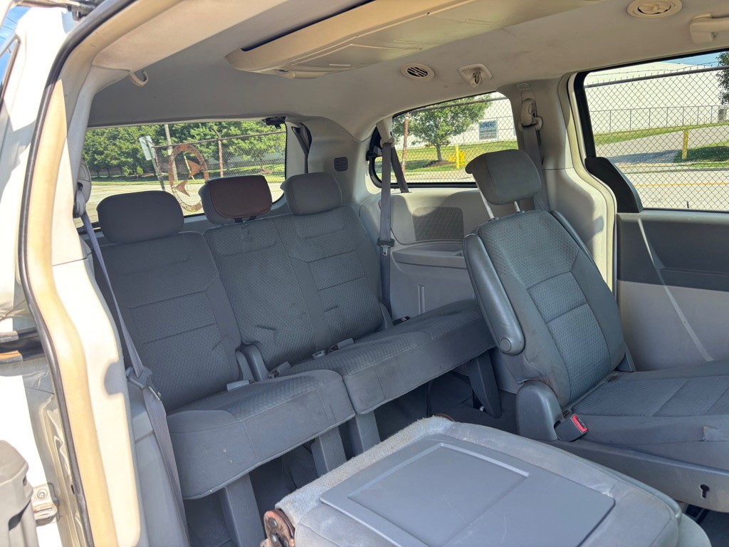 2009 Chrysler Town & Country Image 14