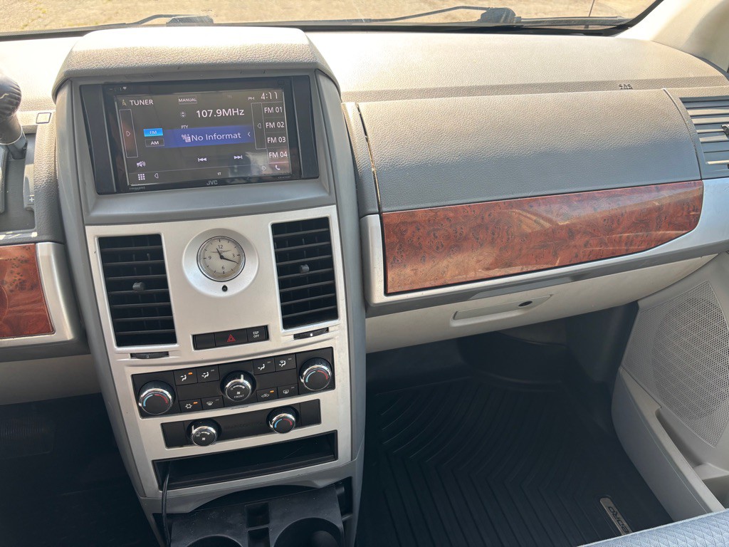 2009 Chrysler Town & Country Image 16