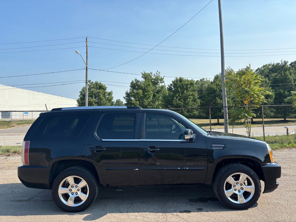 2013 Cadillac Escalade Image 2