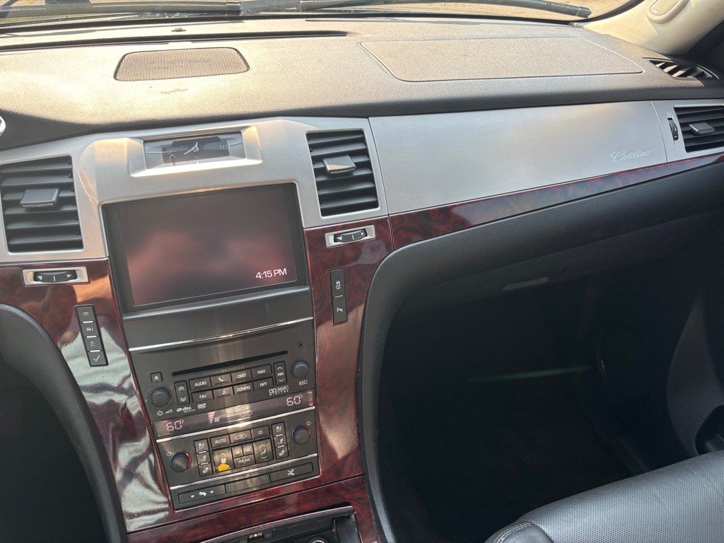 2013 Cadillac Escalade Image 17