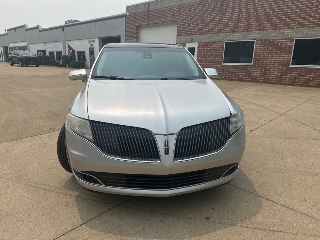 2014 Lincoln MKT Image 2