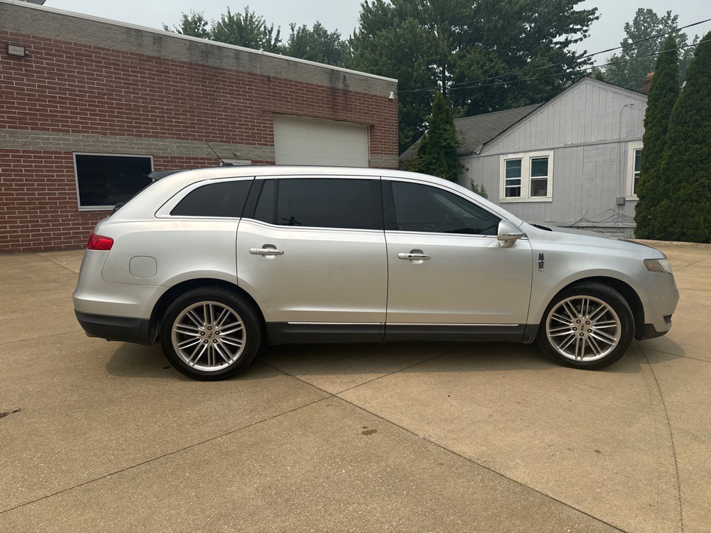 2014 Lincoln MKT Image 4