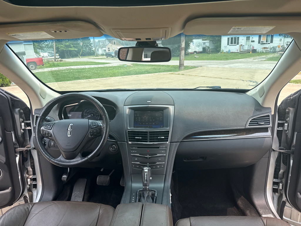 2014 Lincoln MKT Image 9