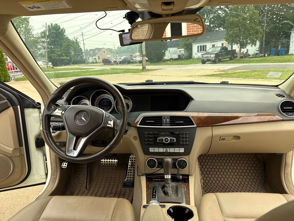 2012 Mercedes-Benz C-Class Image 9
