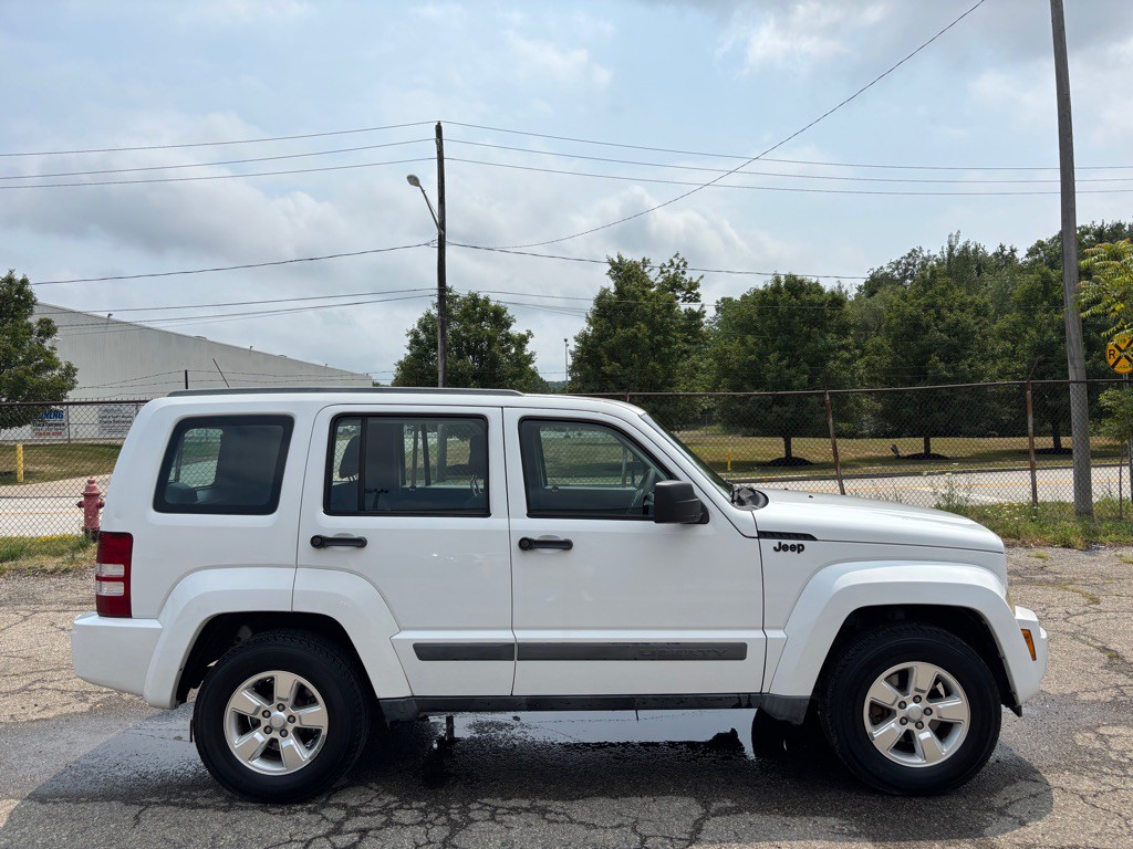 2012 Jeep Liberty Image 2