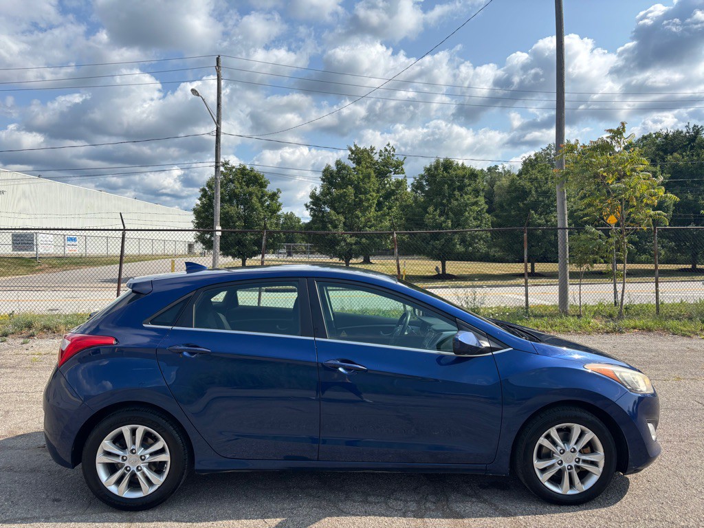 2013 Hyundai Elantra Image 2