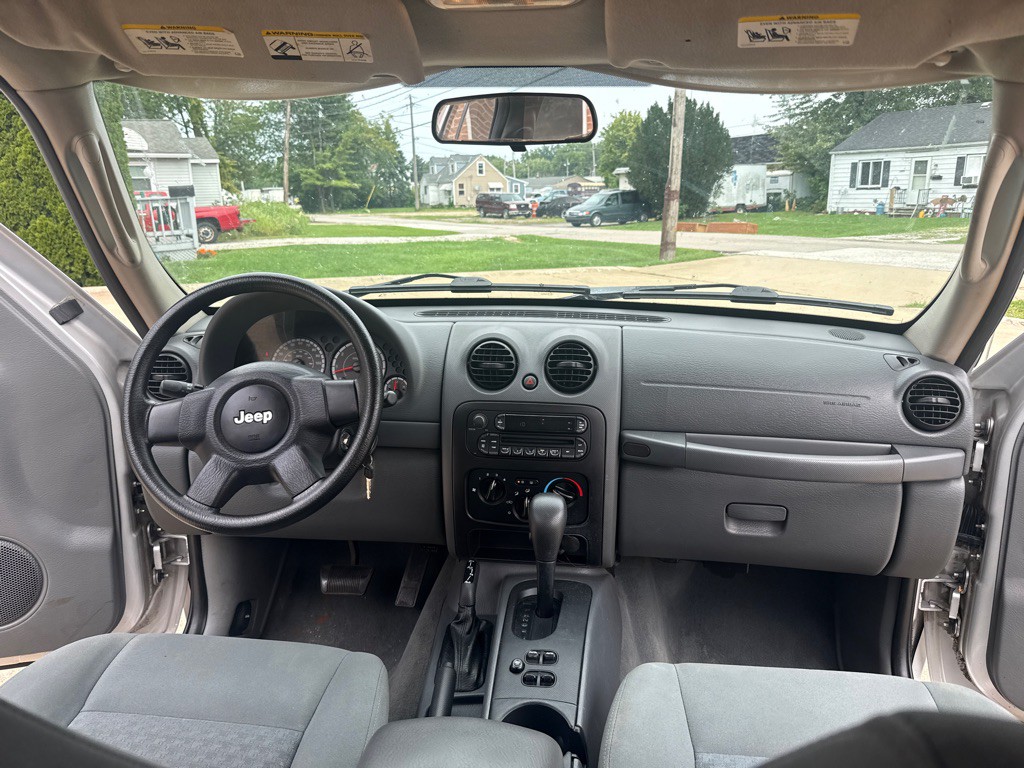 2006 Jeep Liberty Image 10