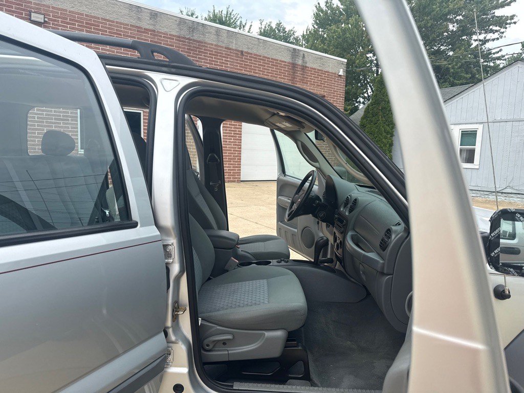 2006 Jeep Liberty Image 12
