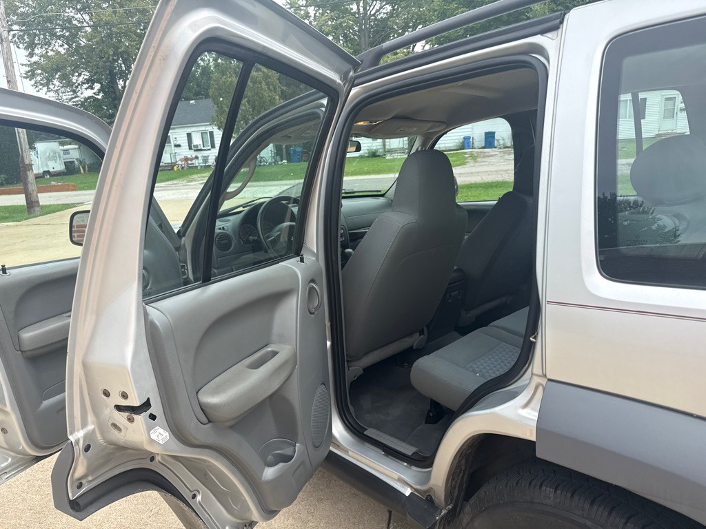 2006 Jeep Liberty Image 13