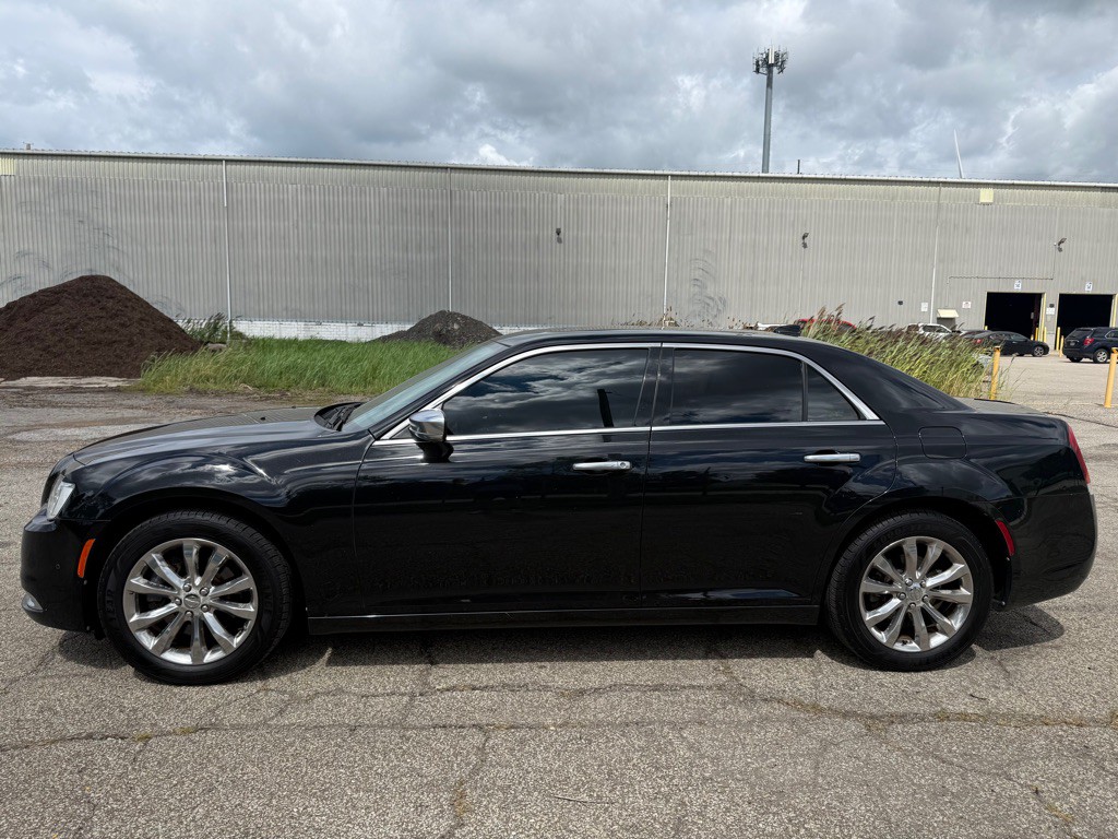 2015 Chrysler 300 Image 4
