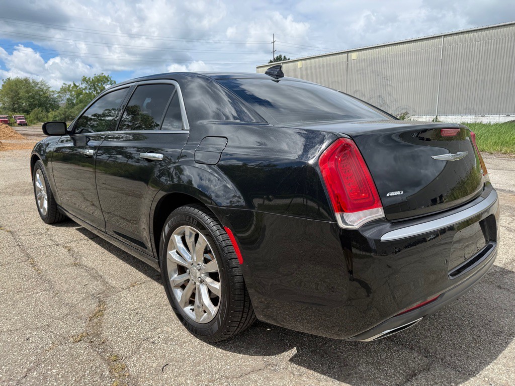 2015 Chrysler 300 Image 7