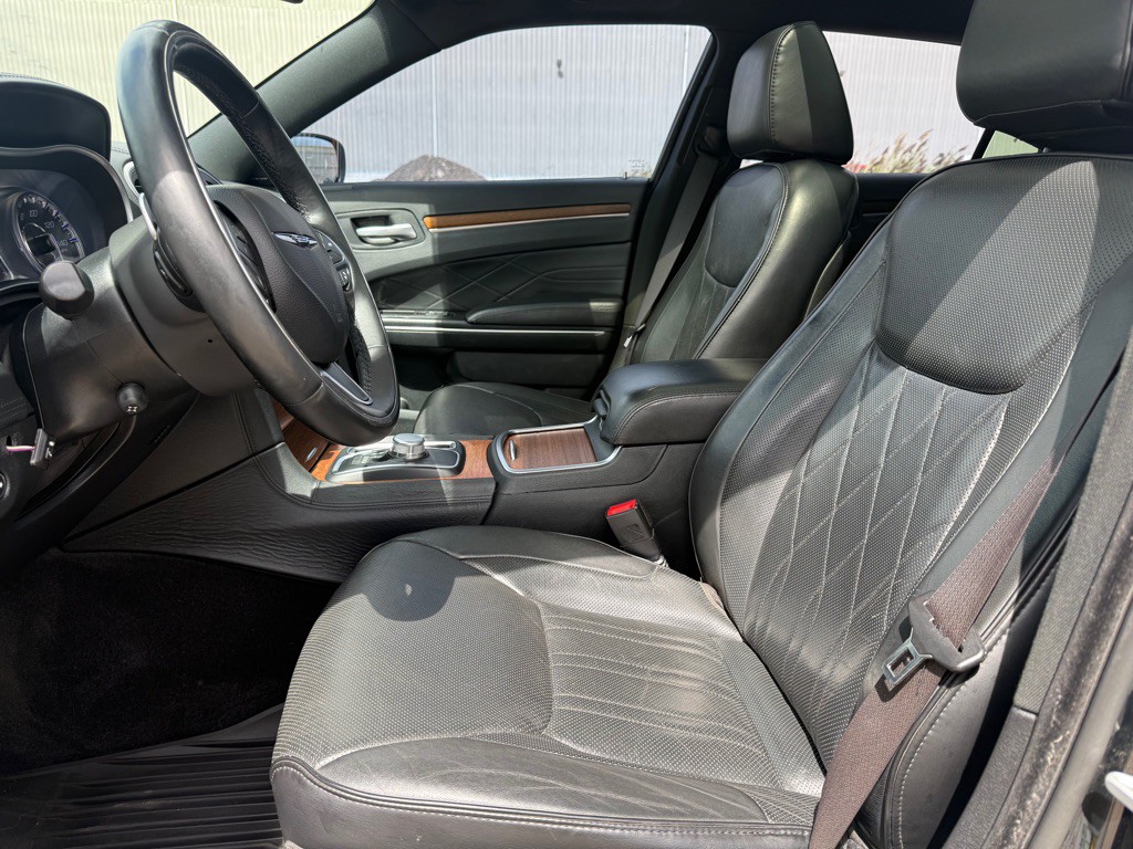 2015 Chrysler 300 Image 8