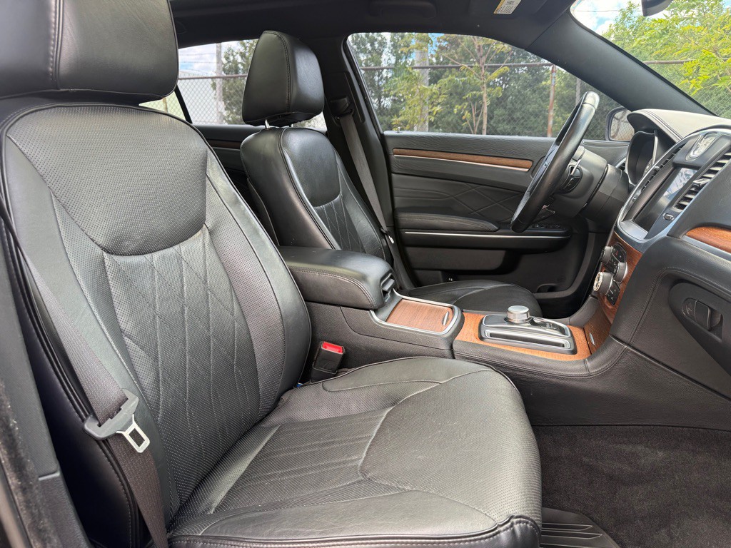 2015 Chrysler 300 Image 9