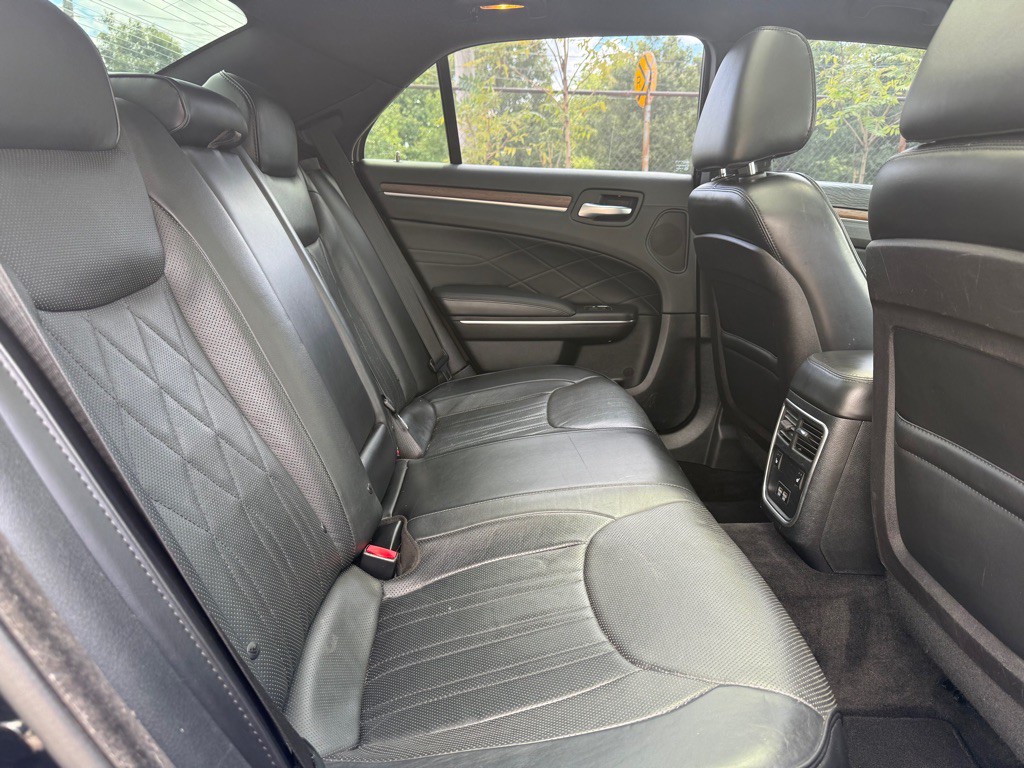 2015 Chrysler 300 Image 10