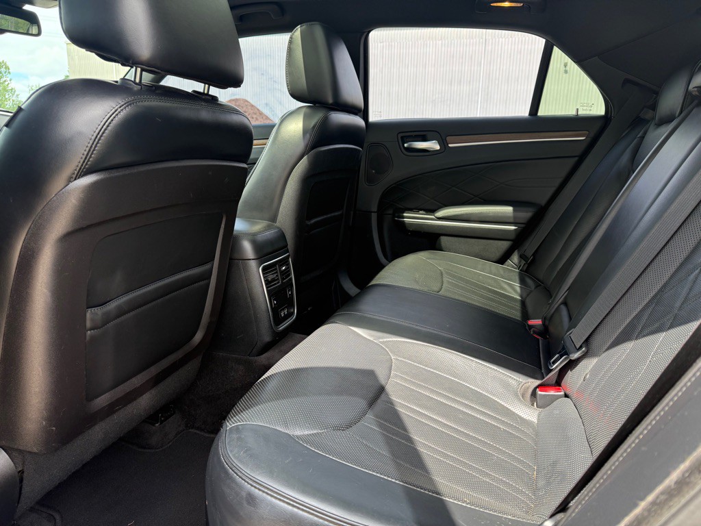 2015 Chrysler 300 Image 11