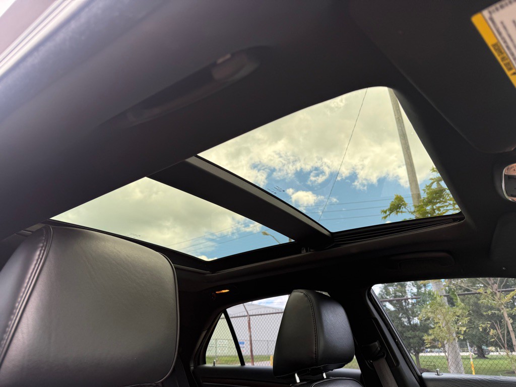 2015 Chrysler 300 Image 12