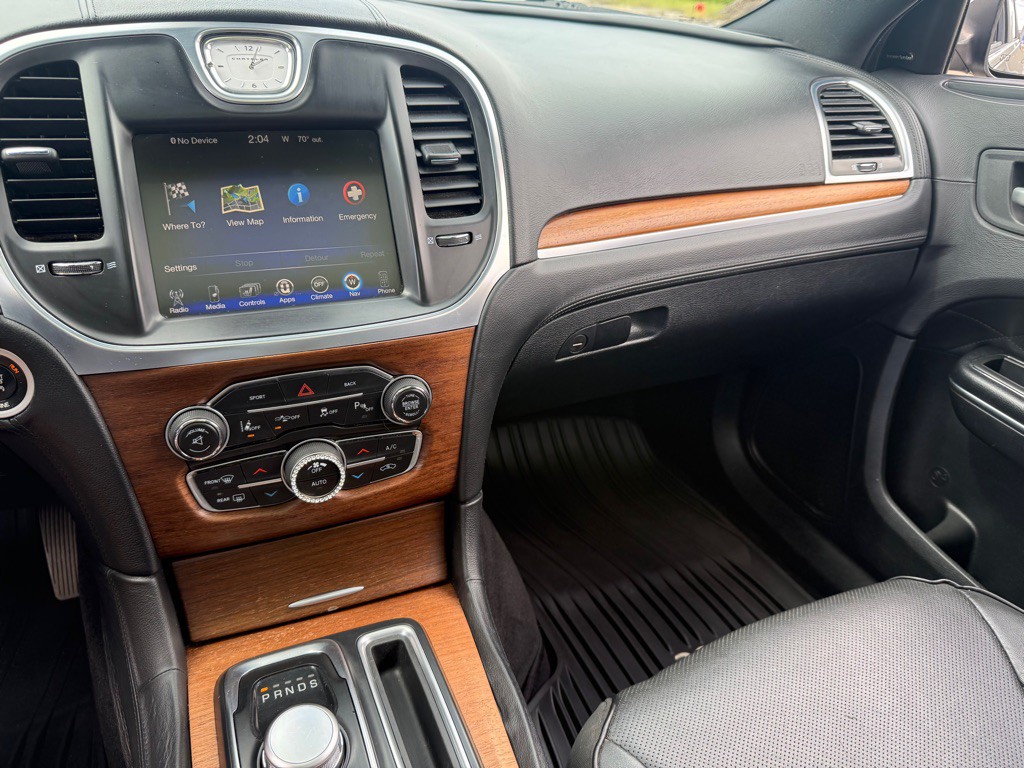2015 Chrysler 300 Image 14