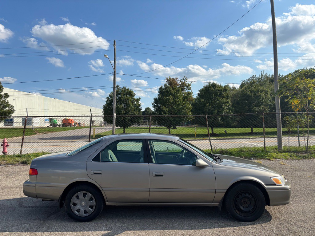 2001 Toyota Camry Image 2