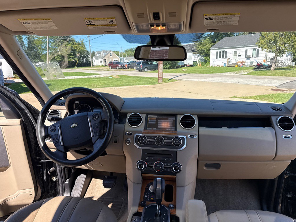 2010 Land Rover LR4 Image 9