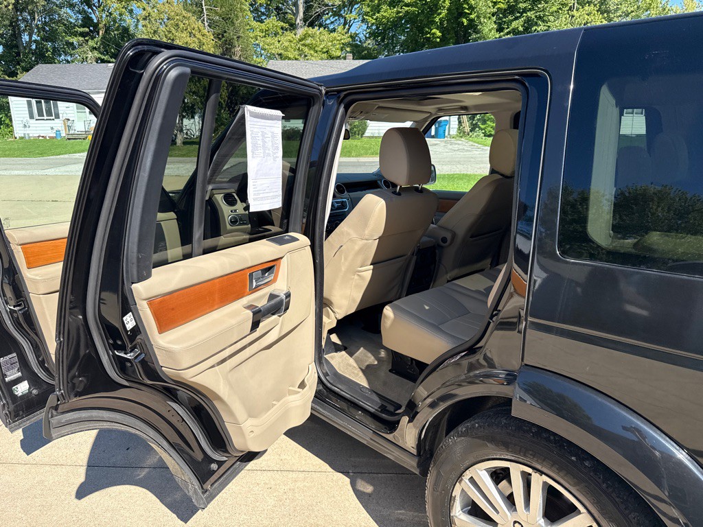 2010 Land Rover LR4 Image 12