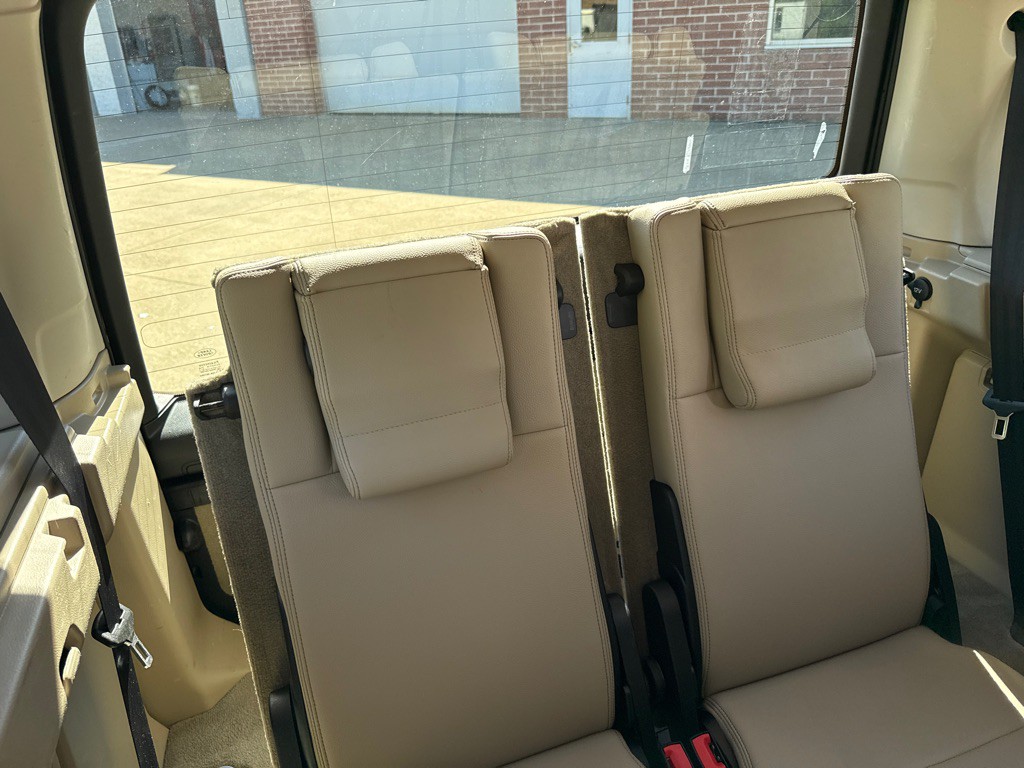 2010 Land Rover LR4 Image 15