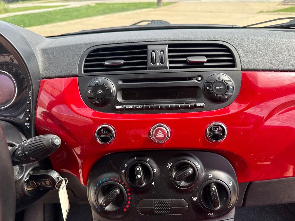 2015 FIAT 500 Image 16